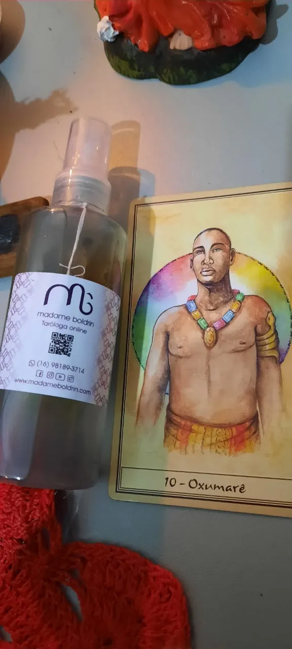Spray místico ao lado de uma ilustração de orixá