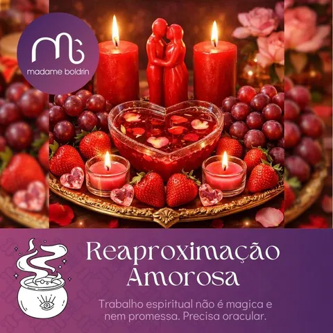 Altar com velas vermelhas, morangos e corações para o trabalho de amor e união
